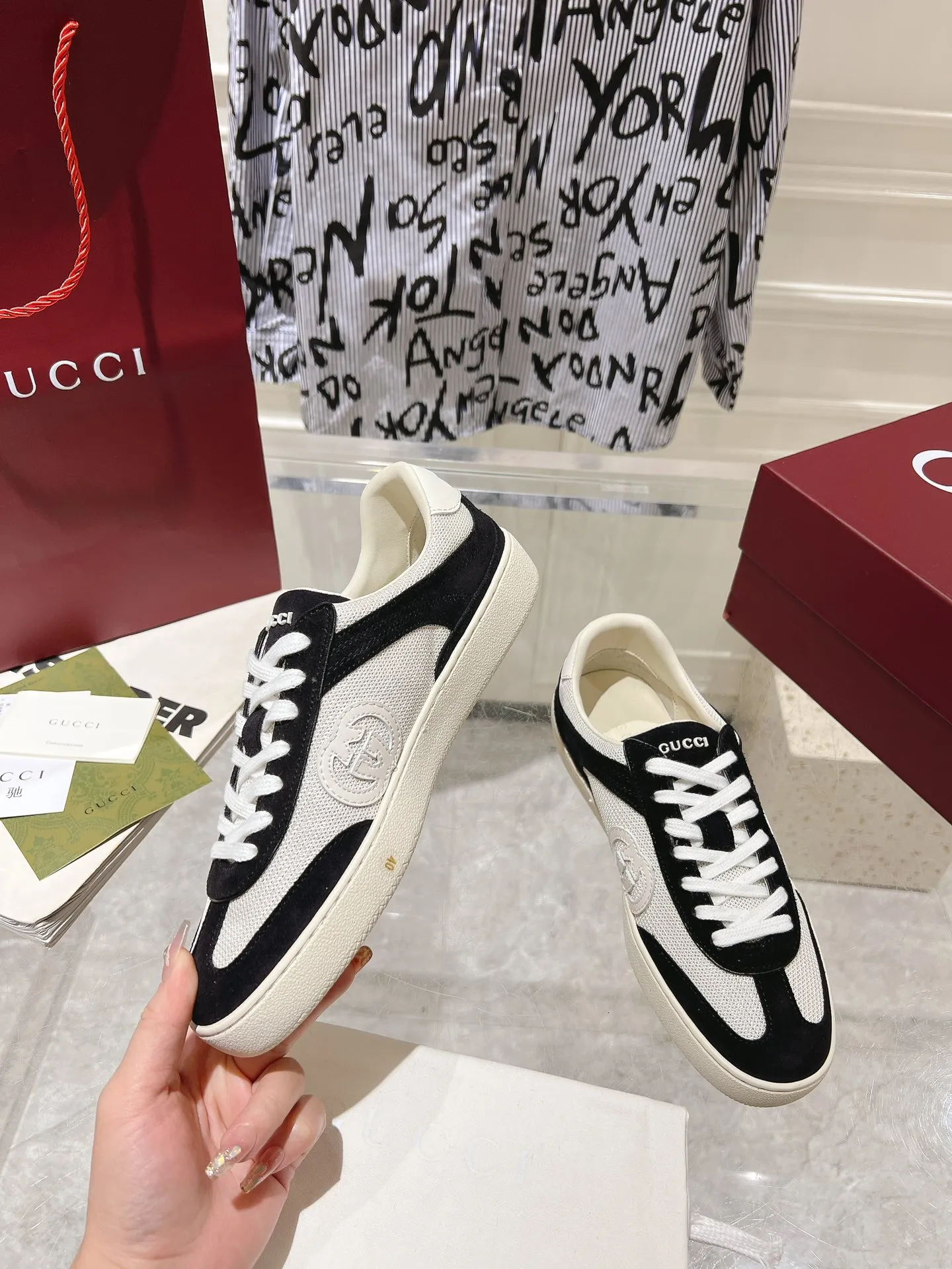 👟👟Ex-factory price 540👟👟Men's size +10 New upgraded version🔥Gucci 2024 new white shoes casual shoes hot recommendation, original TPU soles, original fabrics, original sheepskin lining sheepskin feet🔥Original cover craftsmanship is reproduced one to one! The pursuit of ultimate comfort! 🔥🔥 [Love] Fabric: Imported cow suede + mesh [Love] Packing: Counter-matched red shoe box ➕ Aviation airplane box [Love] Code number: 35-45